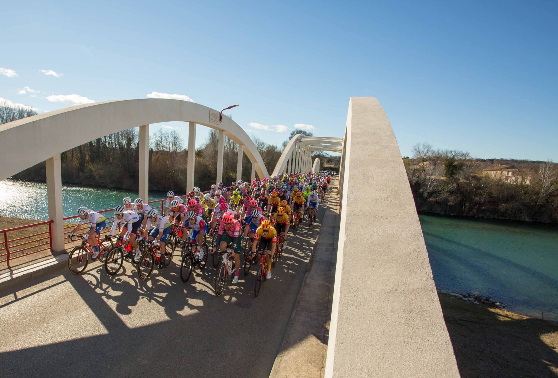 Le peloton de l’Étoile de Bessèges franchit un pont au-dessus du Gardon